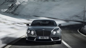 Bentley suser gennem sneklædte bjerge tapet