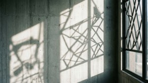Abstrakte skyggemønstre på en hvid betonvæg, kunstnerisk og moderne. — Hvid æstetik Wallpapers