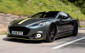 Billedtekst: Aston Martin Rapide S – En fusion af kraft og luksus — Steam Deck OLED Wallpapers