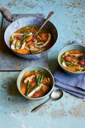 Billedtekst: Livlig og Lækker Tom Yum Suppe til To — Huawei MatePad Air (2026) Wallpapers