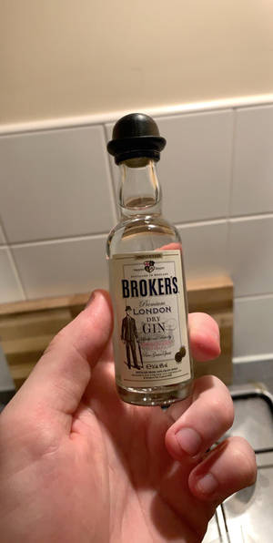Billedtekst: Miniature Brokers Gin-flaske — 18:9 Wallpapers
