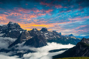 Høj bjergkæde, der når skyerne, kunst til MacBook Pro-baggrund. — MacBook Pro Wallpapers