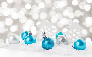 Wallpaper med blå og sølv julekuglepynt — Vinter Wallpapers