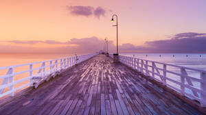 Boardwalk langs vandet æstetisk Mac