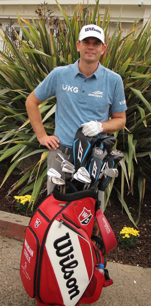 Brendan Steele med golftaske — 18:9 Wallpapers