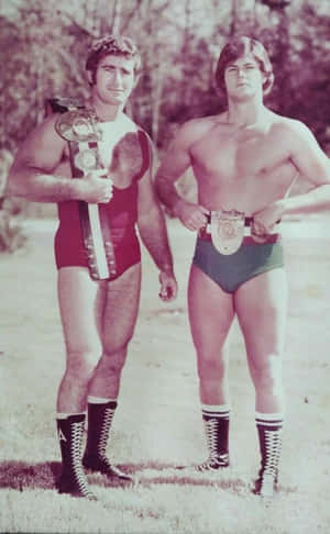 Wrestlere Bob Armstrong og Robert Fuller vintage helkropsbillede — Honor Pad X8b Wallpapers
