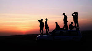 BTS-gruppebillede ved solnedgangsbaggrund — Bts gruppebillede GIF Wallpapers