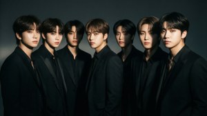 BTS i slanke sorte jakkesæt med dramatisk noir-belysning. — Bts gruppebillede GIF Wallpapers