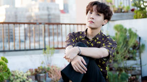 BTS J-Hope poserer udendørs — Bts Wallpapers