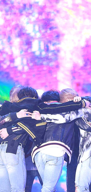 BTS Låseskærm Gruppe Kram — iPhone 15 Plus Wallpapers