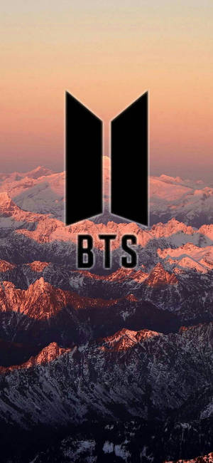 Baggrundsbillede med BTS logo på æstetisk bjerg — iPhone 18 Pro Wallpapers