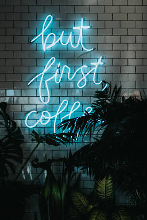 "But First Coffee" i neonlysblå iPhone — Xiaomi Pad 8 Pro Wallpapers