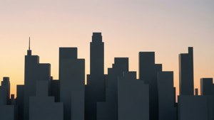 Flad skyline-silhuet ved solnedgang.