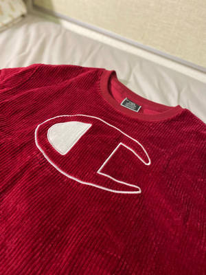 Champion rød uld sweatshirt tapet — 3:4 Wallpapers