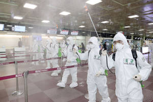 Covid-19 Global Indvirkning: Jorden Indpakket i en Beskyttende Maske. — 3:2 Wallpapers