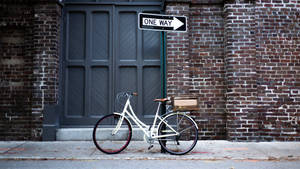 Hvid japansk cykel i gammel bydel baggrundsbillede. — Pro Display XDR Wallpapers
