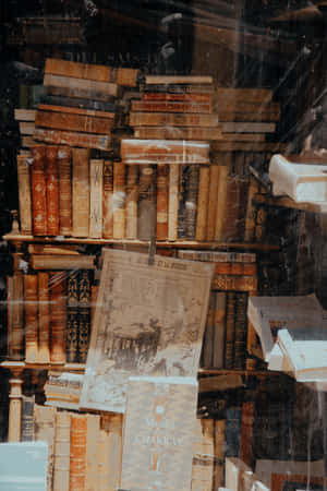 Dark academia æstetik med antikke bøger i et elegant vintage bibliotek — Mørk akademisk æstetik Wallpapers
