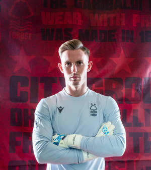 Dean Henderson med korslagte arme — Vivo X Fold Wallpapers