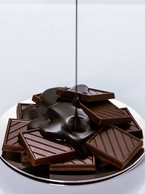 Mørk chokoladesirup hældes tapet. — 3:4 Wallpapers