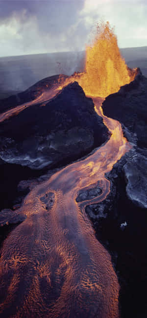 Den betagende skønhed af et vulkanudbrud i Hawaii Volcanoes National Park. — Vivo X300 E Wallpapers