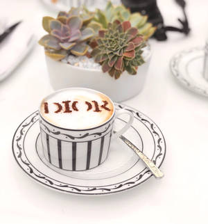 Dior Cafe Cappuccino baggrund — Oppo Find N Wallpapers