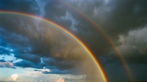 Dobbelt regnbue efter storm med mørke skyer i baggrunden. — Himmeludsigt Wallpapers