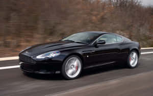 Elegant Aston Martin DB9 på en åben vej — MacBook Pro 13 Wallpapers