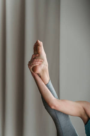 En fitnessentusiast strækker sin underkrop — Xiaomi Pad Wallpapers