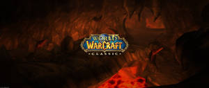 Ultrawide World of Warcraft-titel i midten af en fyrig, klippefyldt dungeon.