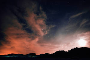 Lyserød nattehimmel og skyer tapet