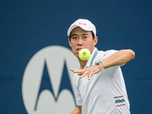 en mand der spiller tennis