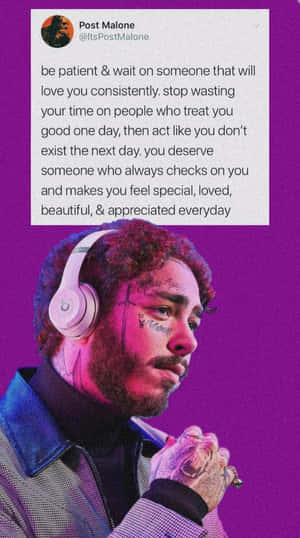 en mand med høretelefoner holder en lilla t-shirt — Æstetisk musik Wallpapers