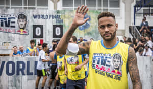en mand vinker til folkemængden — Neymar Wallpapers