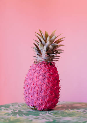 Lyserød ananas på et bord med lyserød baggrund tapet — OnePlus Pad 3 Pro Wallpapers