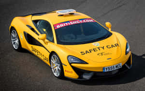 En slank sølvfarvet safety car på racerbanen — MacBook Pro 13 Wallpapers