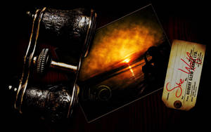 Klassisk kikkert ved siden af et kort og et vintage-solnedgangsfoto tapet. — True Black Wallpapers