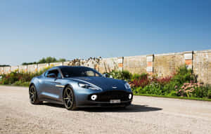 Enestående Aston Martin Vanquish i bevægelse på en naturskøn vej — Steam Deck Wallpapers