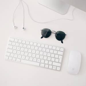 Minimalistisk wallpaper af hvid Apple MAC-opsætning bestående af iMAC, trådløst tastatur, magisk mus og hovedtelefoner. — Ren Wallpapers