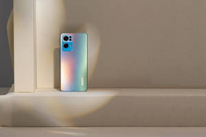 Farverig Oppo-smartphone mod skyggerne