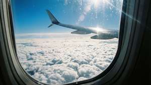 Udsigt fra flyvindue med skylag nedenfor og blå himmel ovenover — Himmeludsigt Wallpapers