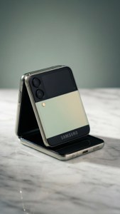 Et elegant produktbillede af Z Flip 5 på marmor, der fremhæver dets kompakte design.