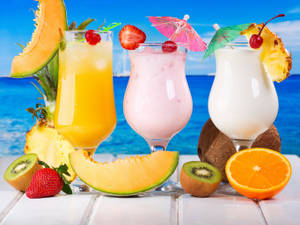 Baggrundsbillede med frugtige glas med tropiske drinks — 4:3 Wallpapers