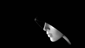 Uhyggelig desktopbaggrund med en pige i hættetrøje i sort-hvid. — 1600x900 Wallpapers