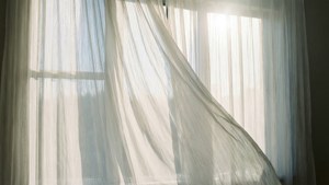 Hvide, gennemsigtige gardiner, der blafrer i sollyset, et beroligende, æterisk tapet. — Hvid æstetik Wallpapers