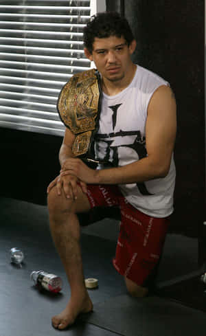 Gilbert Melendez Strikeforce Letvægtsmester knælende — Galaxy Tab Active Wallpapers