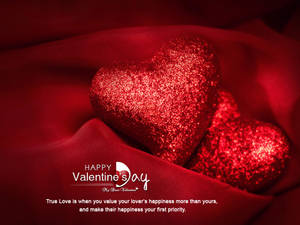 To glitrende hjerter ved siden af hinanden på blødt rødt stof med teksten "Happy Valentine's Day" nedenunder. — 4:3 Wallpapers