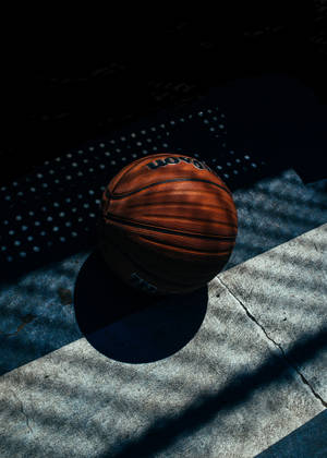 Basketball på beton med kastede stribede skygger tapet — Oppo Pad 4 Pro Wallpapers