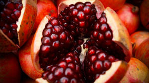 Granatæble rubinrød frugt baggrund — Pro Display XDR Wallpapers