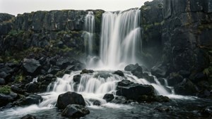Sort-hvidt vandfald med tågede sten — Grå æstetik Wallpapers