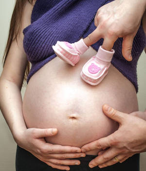 Gravid mave med babysko baggrund — Tecno Phantom V Fold2 Wallpapers